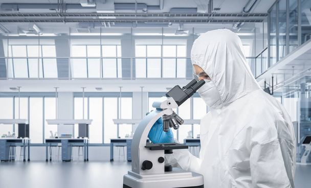 Pracovník nebo vědec nosí lékařský ochranný oblek nebo bílý kombinézový oblek podívat se přes mikroskop v laboratoři - Fotografie, Obrázek