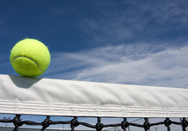 Pelota de tenis en la cancha Net
 - Foto, imagen