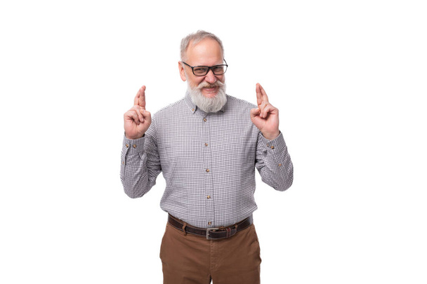 60 ετών ηλικιωμένος επιχειρηματίας με μουστάκι και γκρι γενειάδα φορώντας γυαλιά φαίνεται κομψό και μοντέρνο. - Φωτογραφία, εικόνα