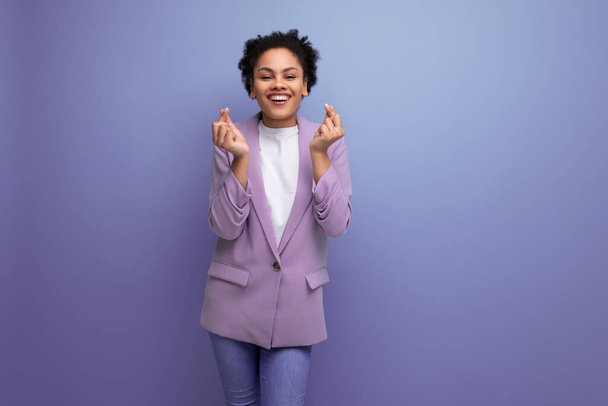 jong succesvol positief kantoor vrouw gekleed in jas over geïsoleerde achtergrond met kopieerruimte. - Foto, afbeelding