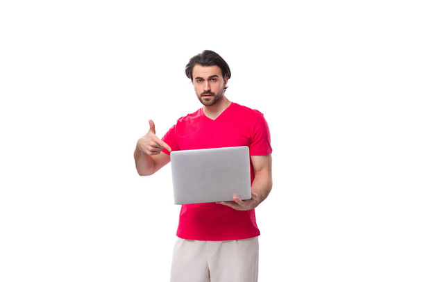 fiatal barna hirdető férfi gazdaság laptop fehér háttér. - Fotó, kép