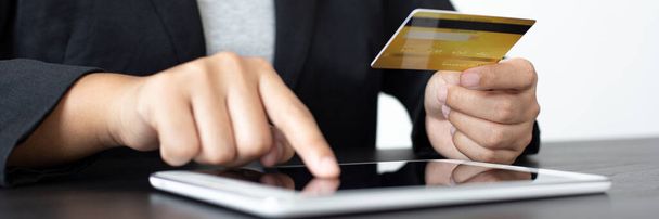 Οι γυναίκες χρησιμοποιούν Tablet για να καταχωρήσετε online αγορές χρησιμοποιώντας πληρωμές πιστωτικών καρτών, ευκολία στον κόσμο της τεχνολογίας και του Διαδικτύου, Αγορές σε απευθείας σύνδεση και τραπεζικές online έννοια. - Φωτογραφία, εικόνα