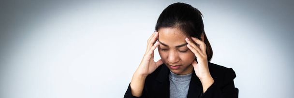Stresszes a migrénes fejfájást okozó gazdasági visszaesés miatt, a pénzügyi könyvelők dolgoznak az ingatlanokkal kapcsolatos vállalati bevételek elemzésén és összefoglalásán, a kemény munka és a túlóra koncepcióján.. - Fotó, kép