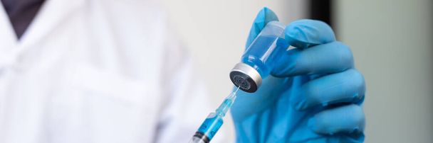 Científicos o médicos recogen muestras virales para análisis de preparación y producción de vacunas en el laboratorio, investigación de vacunas para eliminar el concepto de virus
. - Foto, Imagen