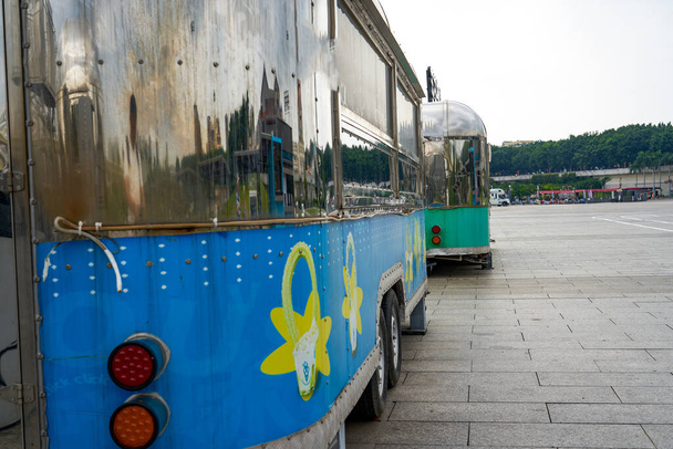 Коммерческий жестяной грузовик в парке - Фото, изображение