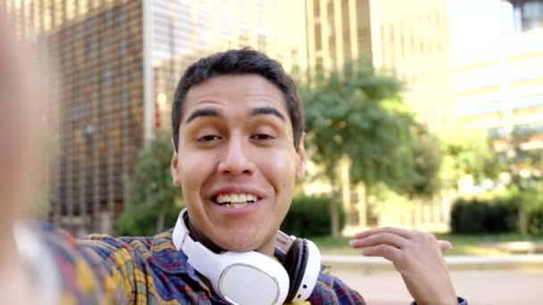 Горизонтальне відео з повільним рухом з особистим баченням латинського студента, який розмовляє з камерою - Кадри, відео