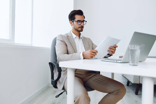 Επιχειρηματίας πουκάμισο ηγέτης έγγραφο γυαλιά έγγραφο εργασίας σύγχρονο τρόπο ζωής ευτυχισμένη εταιρεία laptop σχεδιασμό γραφείο λευκό κοστούμι κρατώντας θετική - Φωτογραφία, εικόνα