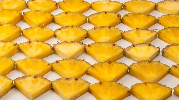 Ananasové šťavnaté žluté plátky na bílém pozadí. Horní pohled. - Fotografie, Obrázek