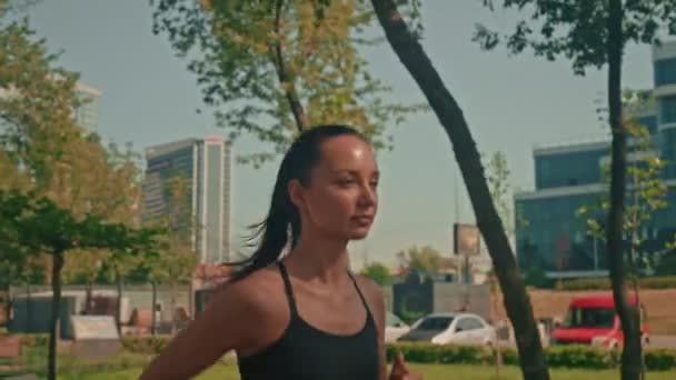 vrouw joggen outdoor cardiotraining in stad stedelijk uitzicht jogger genieten van lopen slow motion - Video