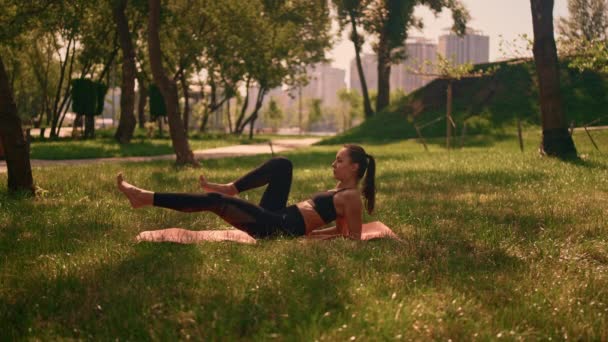 ejercicios para los músculos abdominales mujer vestida ropa deportiva estilo de vida deporte activo - Imágenes, Vídeo