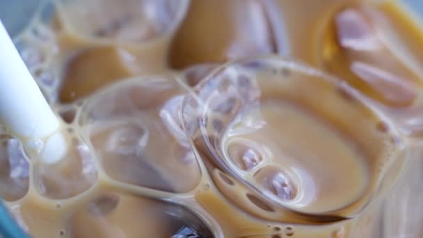Eis-Latte-Nahaufnahme Milch mit Kaffee-Eis verrühren. Eiskaffee. Hochwertiges 4k Filmmaterial - Filmmaterial, Video