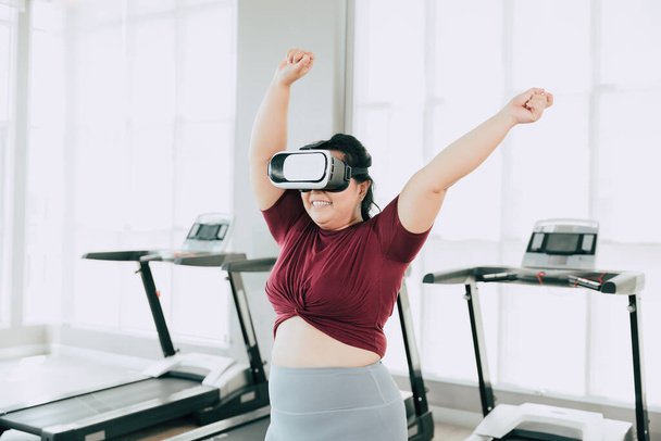 Les femmes de plus de taille utilisant le casque VR aiment jouer à l'exercice de jeu de fitness sportif visuel. personnes utilisant la technologie moderne pour le concept de soins de santé. - Photo, image