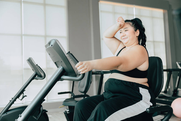 mulheres gordas saudáveis asiático plus size senhora fazendo exercício para perder peso corpo cuidados de saúde no esporte clube fitness - Foto, Imagem