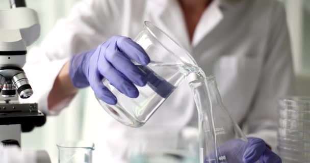 Flask in mano scienziato è solvente liquido chimico. Concetto di ricerca e sviluppo scientifico e medico - Filmati, video