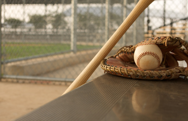 Beyzbol ve eldiven bankta - Fotoğraf, Görsel