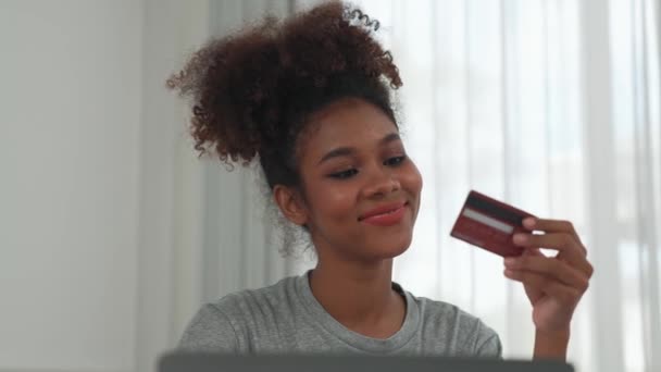 Frau kauft online auf Internet-Marktplatz ein und sucht nach Artikeln für den modernen Lebensstil und benutzt Kreditkarte für Online-Zahlungen aus dem Portemonnaie, die von entscheidender Cyber-Sicherheitssoftware geschützt sind - Filmmaterial, Video