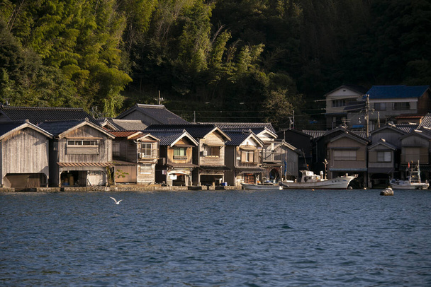 京都北部の美しい漁村. 船屋やボートハウスは,海岸に建てられた伝統的な木造住宅です. - 写真・画像