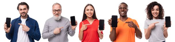 Gruppe von Männern und Frauen unterschiedlichen Alters mit Smartphone-Attrappen für Werbung. - Foto, Bild