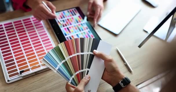 Tasarım stüdyosunda tasarımcı ve müşteriyle tanışıp ürünleri renklendirmek ve markalaştırmak. Renk örnekleri ve tablet bilgisayarlı yaratıcı çalışma alanı - Video, Çekim