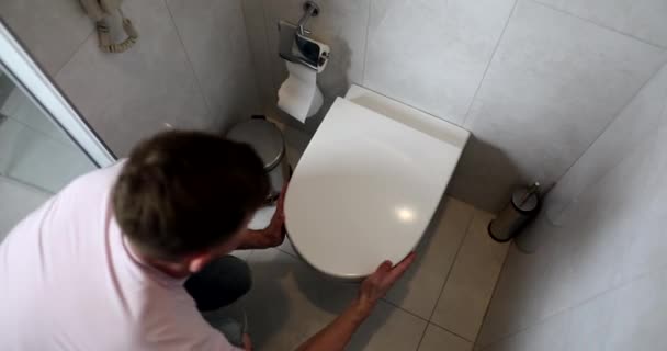 Un joven vomita en la intoxicación por comida del baño. El vómito causa diagnóstico y tratamiento - Imágenes, Vídeo