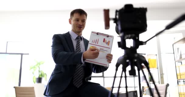 Un homme d'affaires diffuse une vidéoconférence à la caméra démontrant un discours commercial. Petites et moyennes entreprises blogueur marketing - Séquence, vidéo