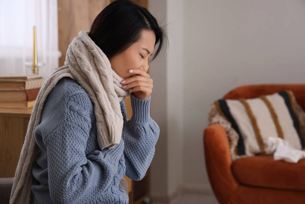 アジア人女性が家で咳をする - 写真・画像