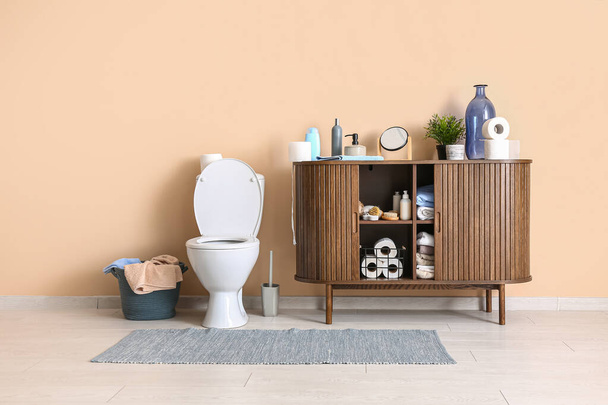 Stilvolles Interieur einer modernen Toilette mit verschiedenen Badmaterialien - Foto, Bild