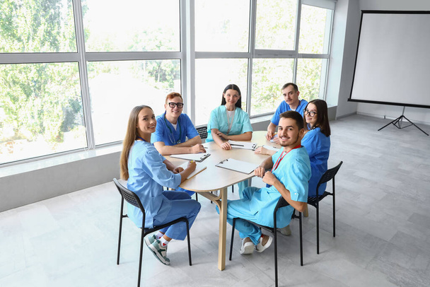 Gruppe von Medizinstudenten studiert am Tisch - Foto, Bild