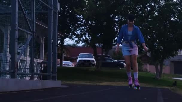 Mujer hermosa patinaje sobre ruedas en el parque, estilo de vida deportivo - Metraje, vídeo