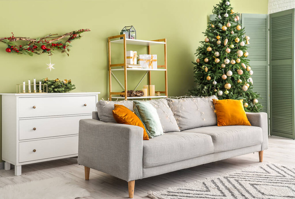 Stylový interiér moderního obývacího pokoje s pohodlnou pohovkou a vánoční stromeček - Fotografie, Obrázek