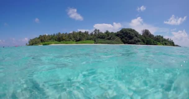 Διαφανής ωκεανός και θέα με τροπικό νησί στις Μαλδίβες. Υψηλής ποιότητας 4k πλάνα - Πλάνα, βίντεο