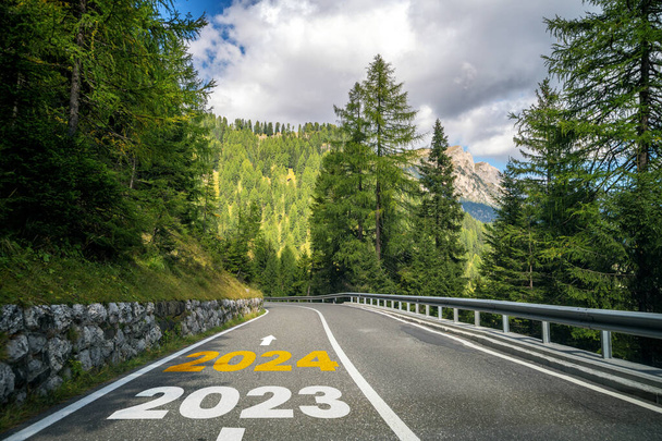 2024 Uuden vuoden road trip ja tulevaisuuden visio käsite. Luonto maisema valtatie tie johtaa eteenpäin onnellista uutta vuotta juhla alussa 2024 autuus ja onnistunut alku . - Valokuva, kuva