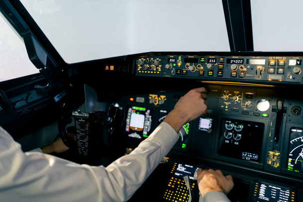 メインフライトディスプレイナビゲーションを備えた飛行機コックピットセンターパネルのクローズアップ 航空機パイロットパネル - 写真・画像