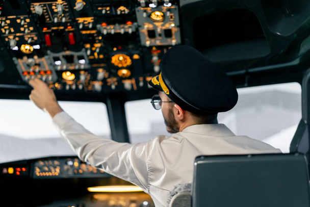 Lentokoneen ohjaamo Ohjaaja tarkistaa koneen elektroniikan painamalla nappeja Valmistautuminen matkustajan vuoraus nousuun - Valokuva, kuva