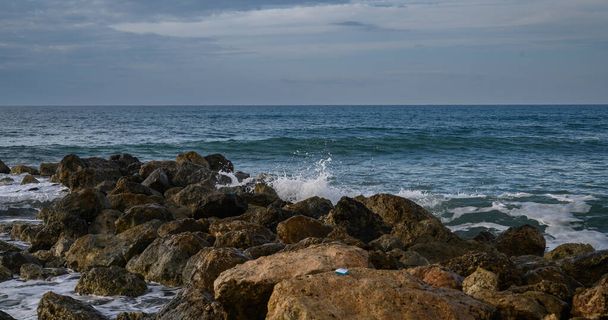 хвилі аварії на скелях на середземноморському узбережжі 7 - Фото, зображення