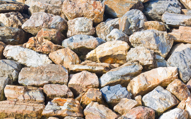 Mur fait de roches et de blocs de pierre naturelle - concept de remblai - Photo, image
