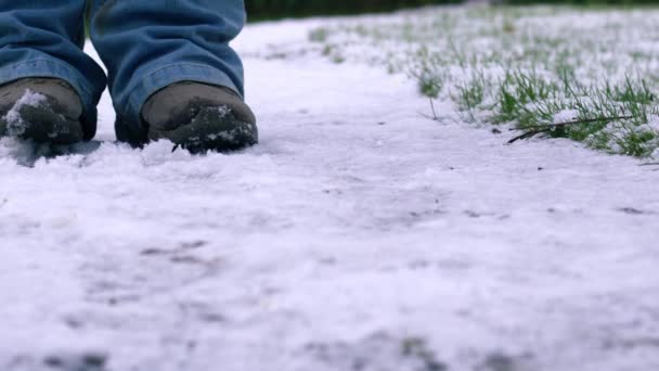 Taposás láb a hóban, hogy meleg közepes zoom lassított felvétel szelektív fókusz - Felvétel, videó