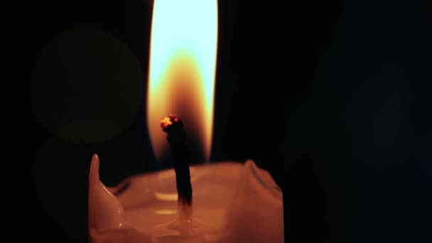 Kerzenflamme flackerndes Makro Nahaufnahme ZeitlupenMakrozoom selektiver Fokus - Filmmaterial, Video
