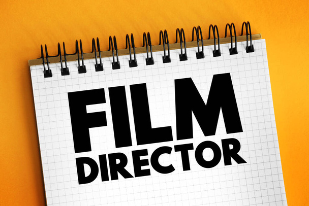 Σκηνοθέτης Κινηματογράφου - κάνει δημιουργικές αποφάσεις για να καθορίσει την εμφάνιση μιας ταινίας, έννοια κειμένου στο σημειωματάριο - Φωτογραφία, εικόνα