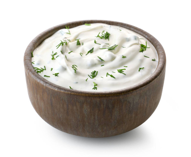 Brązowa ceramiczna miska świeżego sosu śmietankowego z ziołami izolowanymi na białym tle - Zdjęcie, obraz