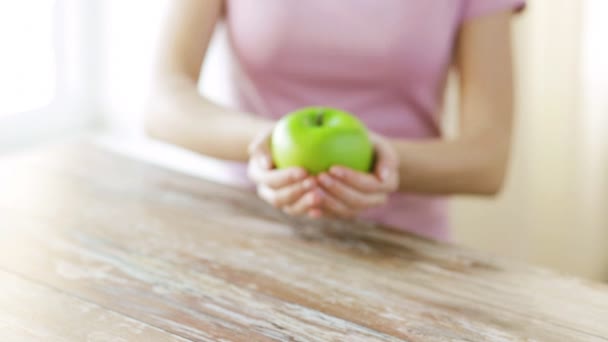 Detailní záběr mladá žena rukou ukazující zelené jablko - Záběry, video
