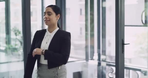 Skrzyżowane ramiona, twarz i kobieta biznesu w biurze dla sprawy korporacyjnej prawnej z ufnością. Szczęśliwy, kariera prawnicza i portret zawodowej młodej kobiety adwokat z Kolumbii w nowoczesnym miejscu pracy - Materiał filmowy, wideo