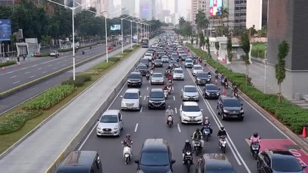 Κυκλοφοριακή συμφόρηση στον κεντρικό δρόμο της Τζακάρτα και του λεωφορείου σε αντίθεση - Πλάνα, βίντεο