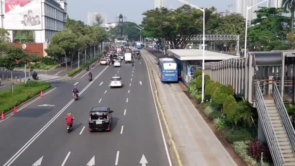 Κατάσταση κυκλοφορίας στον κεντρικό δρόμο του επιχειρηματικού κέντρου της Τζακάρτα  - Πλάνα, βίντεο