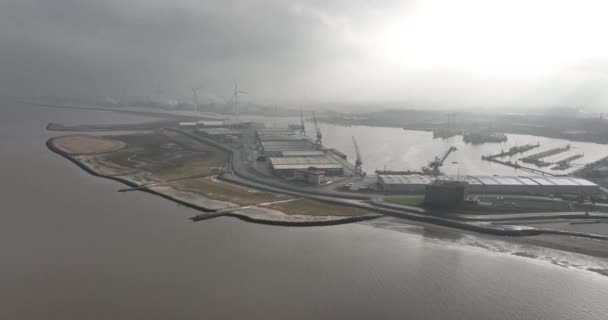 Delfzijl Limanı, Hollanda 'da Groningen yakınlarındaki bir deniz ticaret limanı. Hava aracı görünümü. - Video, Çekim