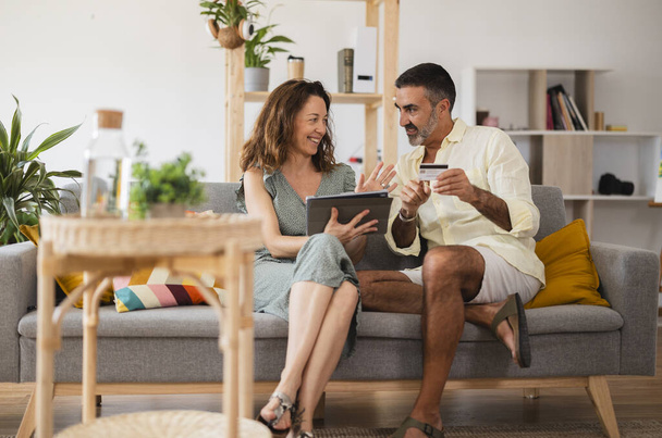 ευτυχισμένο ζευγάρι στο σπίτι αγορές online με πιστωτική κάρτα - E-Commerce Concept - - Φωτογραφία, εικόνα