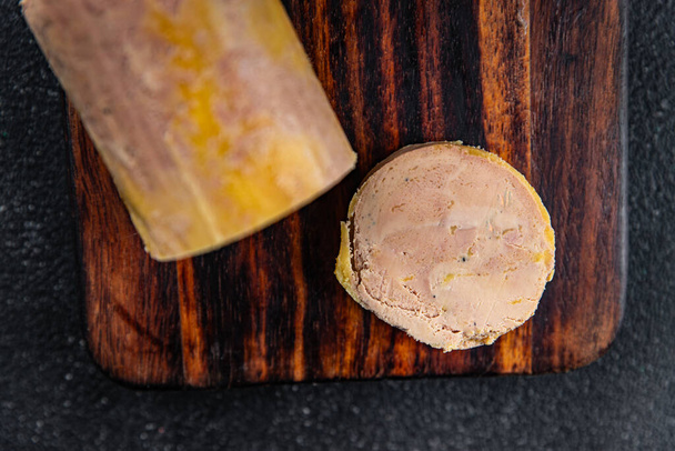  foie gras canard blok připraven k jídlu vaření předkrm jídlo občerstvení na stole kopírovat prostor jídlo pozadí rustikální horní pohled - Fotografie, Obrázek