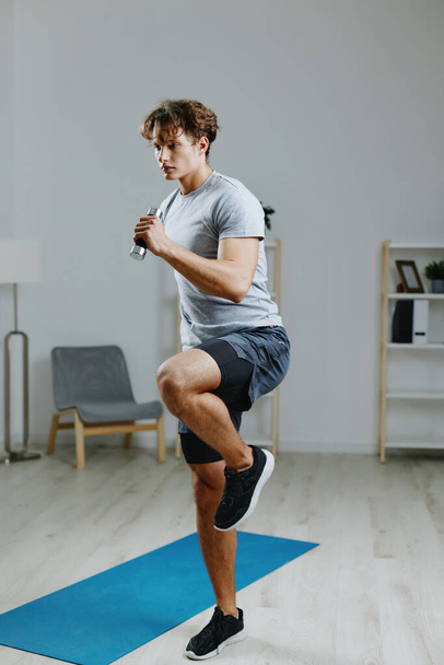 torna férfi tornaterem egészség beltéri tréning mat otthon tevékenység felnőtt padló férfi egészséges életmód nyújtás sport szürke súlyzó jóga has wellness - Fotó, kép