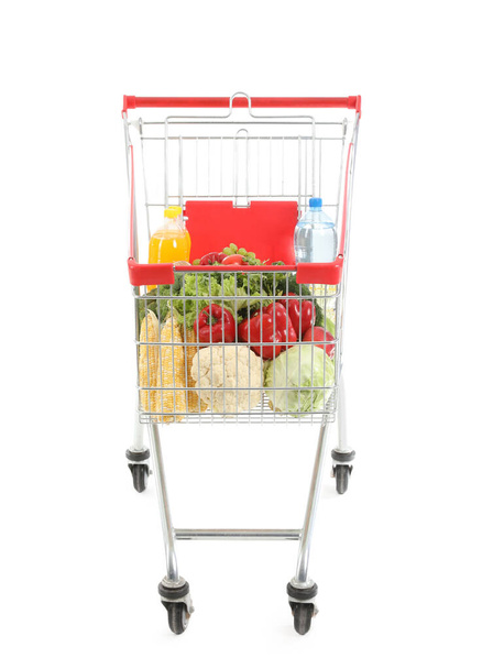 Carro de compras lleno de comida sobre fondo blanco - Foto, Imagen