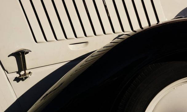 крыло классического автомобиля и вентиляция в качестве фона - Фото, изображение